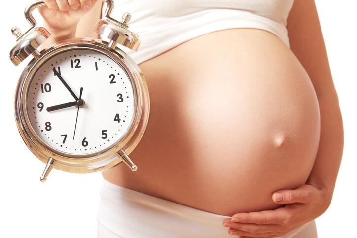 Termin - meget højgravid kvinde venter på at føde
