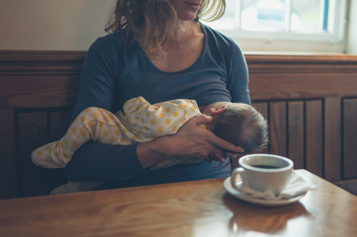 Kvinder der ammer. Bruger din baby brystet som sut? Hænger i brystet hele tiden?
