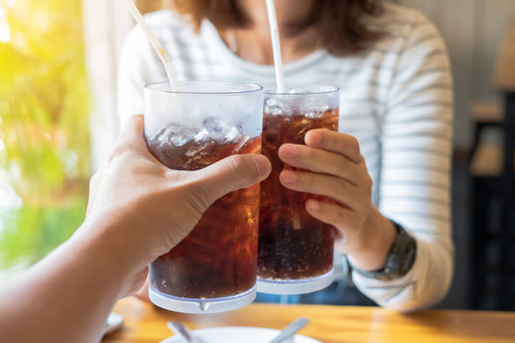 2 kvinder der drikker cola, men hvordan med cola, når man her gravid?