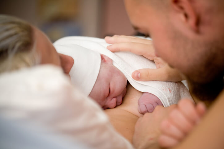 far beundre sin helt nyfødte baby lige 