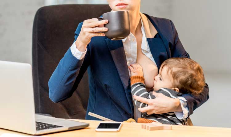 Koffein / kaffe og amning - kvinde, der drikker kaffe, men hvordan med det, når man ammer?