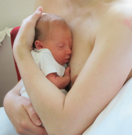 Lille baby, der har lært en god teknik og nu er mæt.