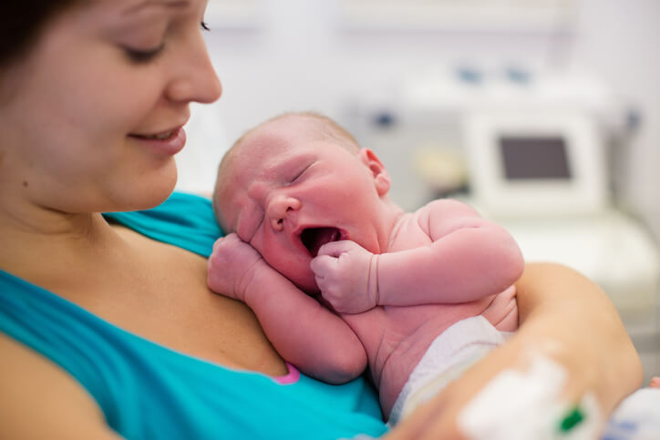 Mor på hospitalet efter fødslen, med baby der gerne vil til brystet