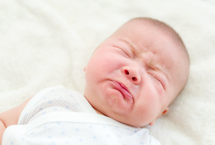 Baby der er sur over at der er for lidt mælk