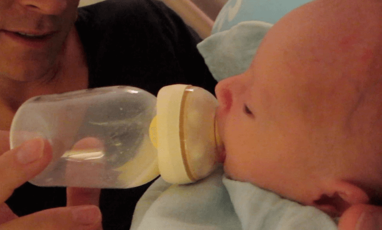 Supplering - far giver flaske med Calmaflasken fra Medela