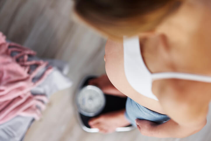 Vejning i graviditeten, gravid kvinde på vægten 