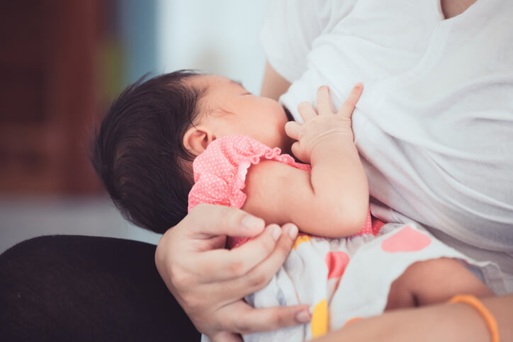 Lange amninger, baby vil ligge ved brystet hele tiden
