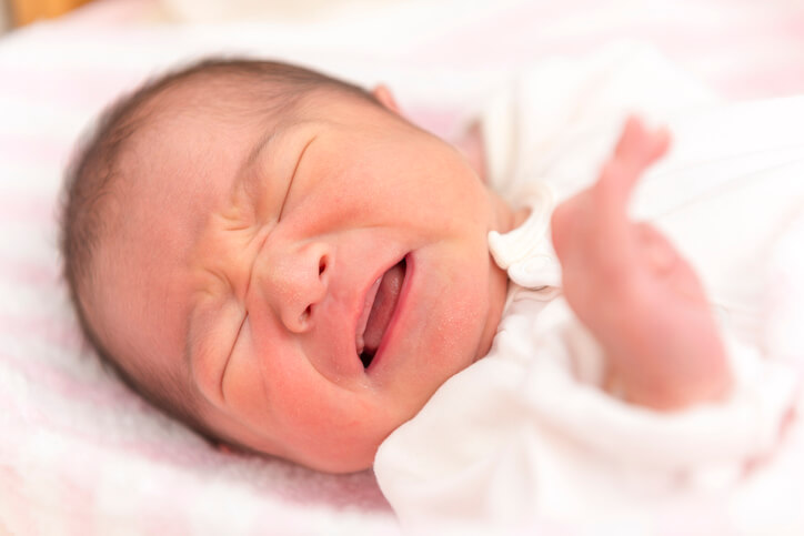 baby græder