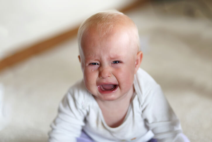 Baby, der græder med tåre. 