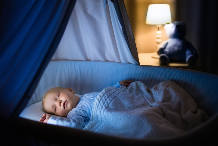 Baby sover på ryggen, forebygger vuggedød