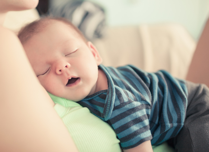 Baby i dyb søvn - sover tungt hos mor