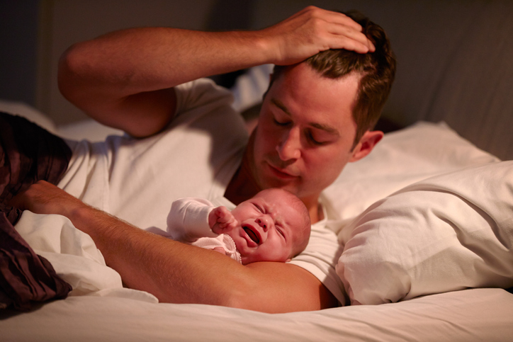 Baby vågner om natten, kan ikke blive i søvnen