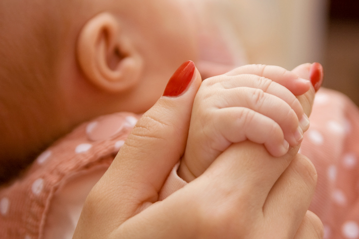 negle og hånd på nyfødt baby