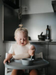 Mushie Babyske i silikone, 2 stk bestik i farven Cambridge Blue og Shifting Sand